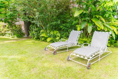 Yeşil parktaki bank. . 