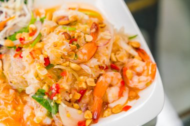 Karides ve sebze ile baharatlı erişte .