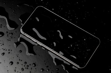 Siyah backgrou su sıçramasına ile su geçirmez akıllı telefon