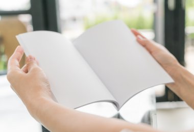 Tablo üzerinde eller açık kitap .