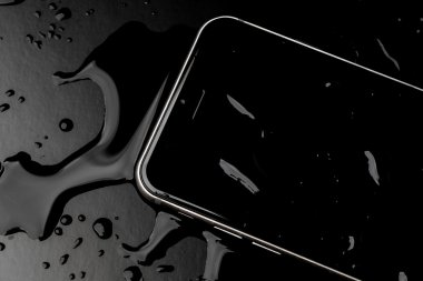 Siyah backgrou su sıçramasına ile su geçirmez akıllı telefon