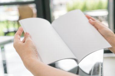 Tablo üzerinde eller açık kitap .