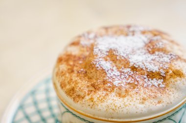 Ahşap masadaki Latte Kahve Sanatı