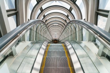 Modern binada yürüyen merdiven