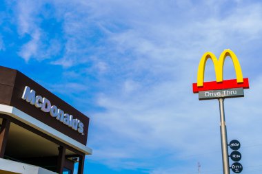 KhonKaen Eyaleti, Tayland - 20 Aralık 2015: Mcdonalds logosu