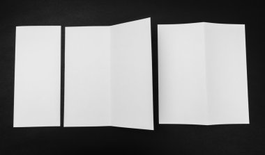 Bifold beyaz şablon kağıt üzerinde siyah arka plan .