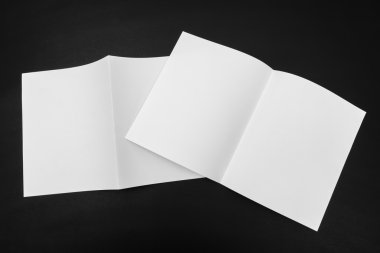 Bifold beyaz şablon kağıt üzerinde siyah arka plan .