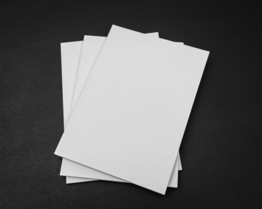 Katalog, dergi boş, sahte siyah arka plan üzerine kitap .