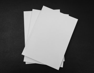 Katalog, dergi boş, sahte siyah arka plan üzerine kitap .