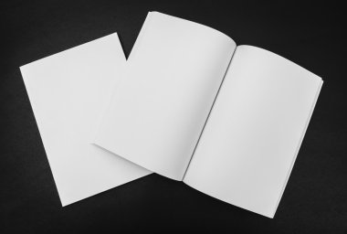 Katalog, dergi boş, sahte siyah arka plan üzerine kitap .