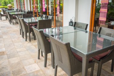 Masa ve sandalye restauran içinde