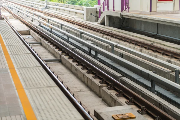 Elektrikli tren tren istasyonu .