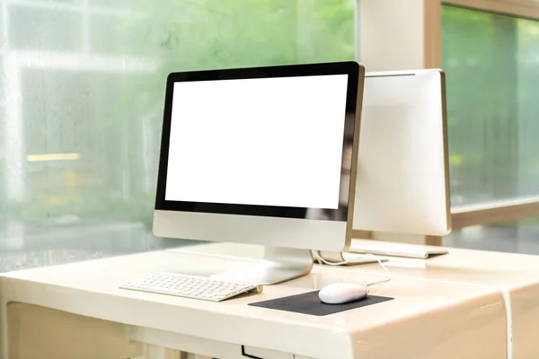 Υπολογιστή σε πίνακα του office, χώρο εργασίας . — Φωτογραφία Αρχείου