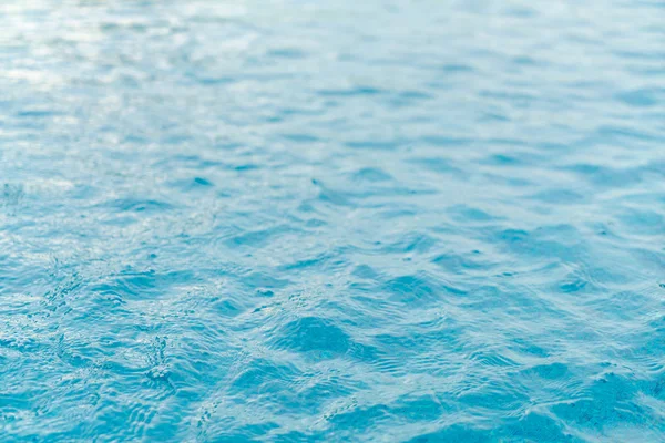 青いプール水の波紋 . — ストック写真