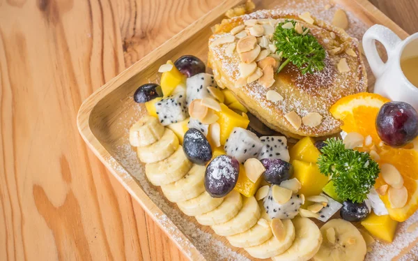 Pfannkuchen und Obst mit Eis auf dem Tisch . — Stockfoto