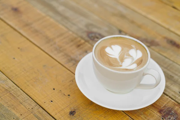 Ahşap masadaki Latte Kahve Sanatı — Stok fotoğraf