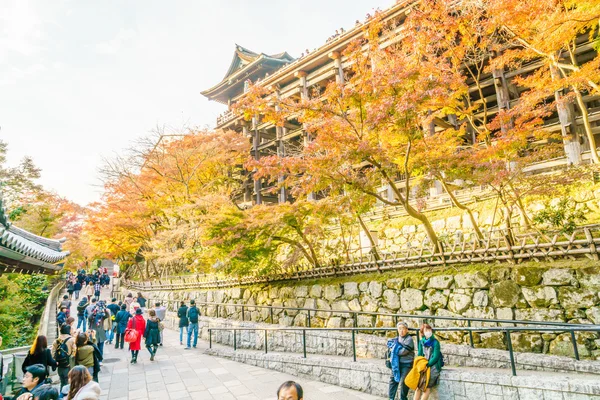 Kjóto, Japonsko-Prosinec 2: Turisté pěšky na ulici kolem Kiyomi — Stock fotografie