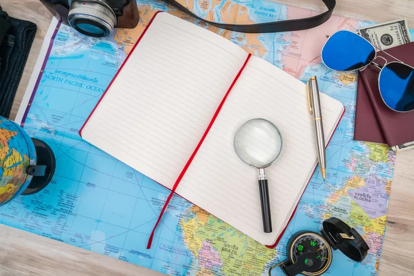 Preparazione del viaggio: bussola, soldi, passaporto, road map, sunascar — Foto Stock