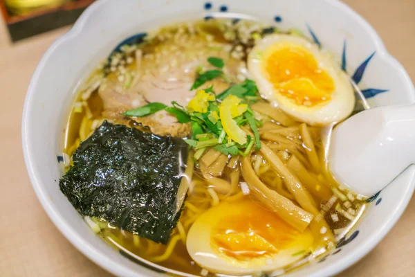 Fideos de ramen japoneses en la mesa —  Fotos de Stock