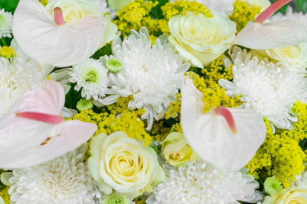 Bellissimi fiori per San Valentino e scena di nozze — Foto Stock