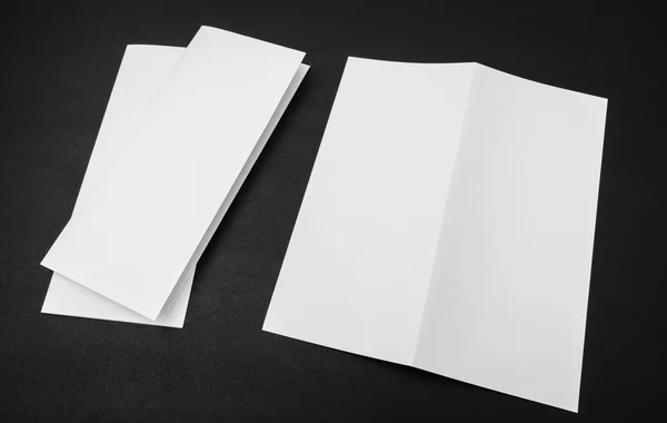 Біфолд білий шаблонний папір на чорному тлі  . — стокове фото