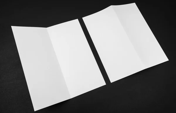 Bifold wit sjabloon papier op zwarte achtergrond . — Stockfoto