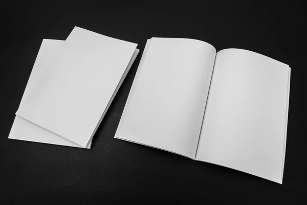 Catálogo em branco, revistas, livro mock up em fundo preto  . — Fotografia de Stock