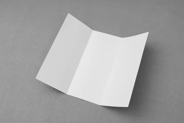 Tríptico papel de plantilla blanco sobre fondo gris  . — Foto de Stock