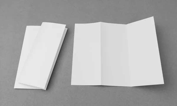 Driebladige wit sjabloon papier op grijze achtergrond . — Stockfoto