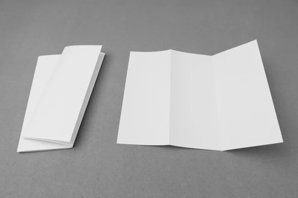 Panelli beyaz şablon kağıt gri arka plan üzerinde . — Stok fotoğraf