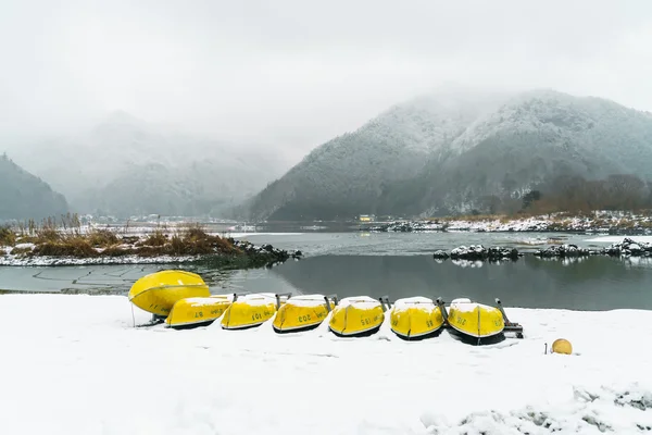 湖商事日本。美丽的白色冬天的视图 — 图库照片