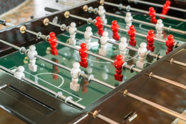 Futbol masa oyunu kırmızı ve beyaz oyuncu ile .