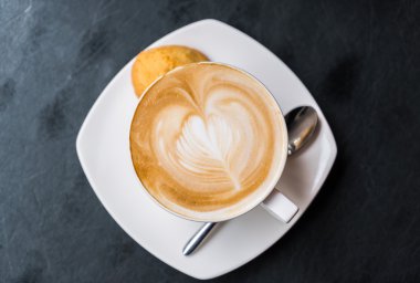 Latte Kahve sanat masada .