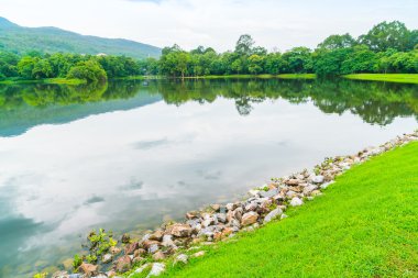 Göl, Ang Kaew Chiang Mai Universi yönü ile güzel yeşil park