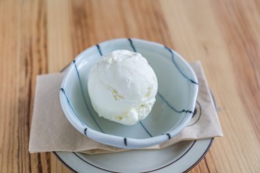 Tahta masadaki kasede süt dondurması. .