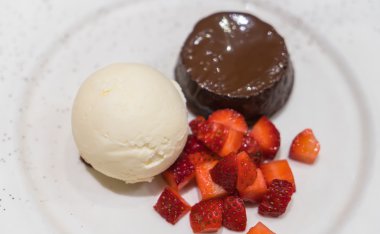 çikolata lav kek dondurma ile .