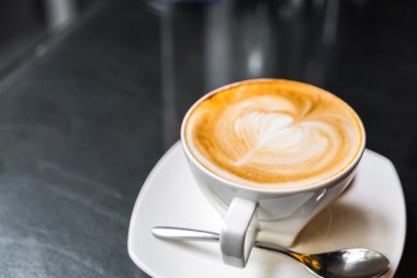 Latte Kahve sanat masada .