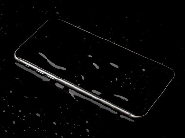 Siyah backgrou su sıçramasına ile su geçirmez akıllı telefon