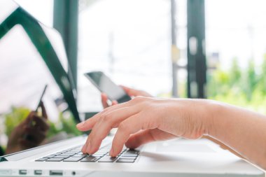 iş kadını el laptop klavye mo ile yazarak closeup