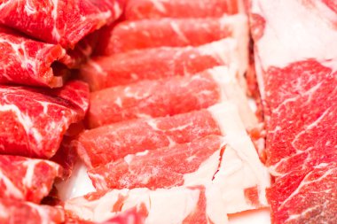 Pişmemiş çiğ et. .
