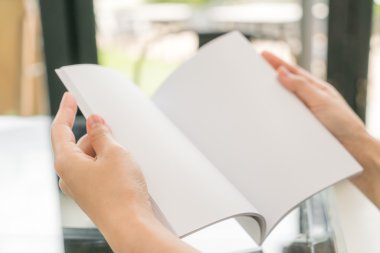 Tablo üzerinde eller açık kitap .