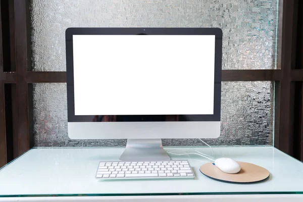 Computador na mesa no escritório, espaço de trabalho  . — Fotografia de Stock