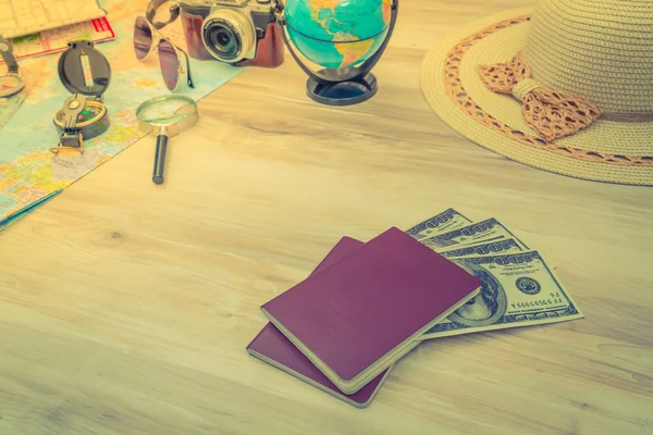 Preparación del viaje: brújula, dinero, pasaporte, hoja de ruta, sombrero, sol — Foto de Stock