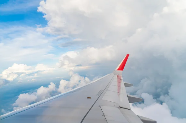 Wing of an airplane flying above the clouds . — Stock Photo, Image