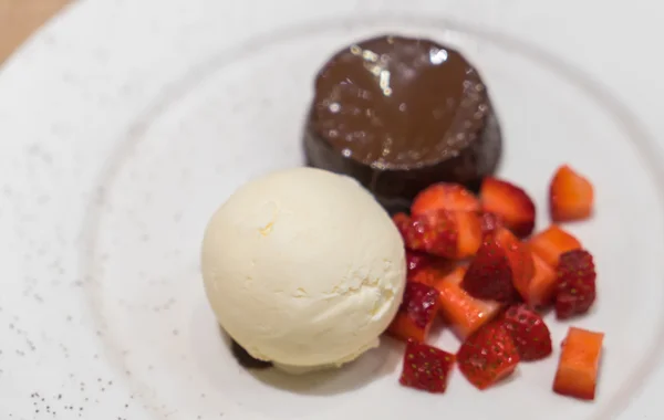 Bolo de chocolate Lava com sorvete  . — Fotografia de Stock