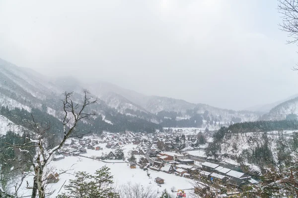 白川乡冬季有雪花飘落，日本 — 图库照片