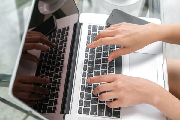Zbliżenie biznes kobieta ręcznie wpisując na klawiaturze laptopa z mo — Zdjęcie stockowe