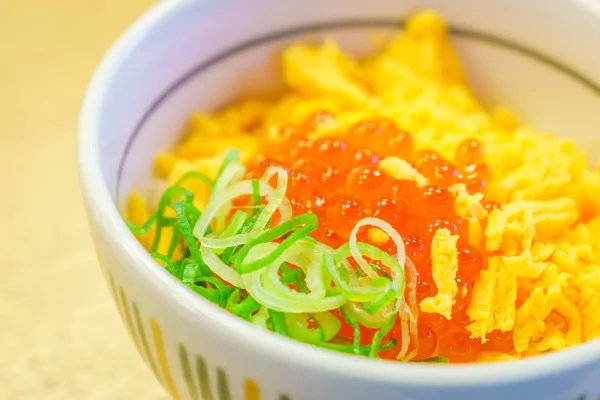 Japans eten stijl zalm eieren op de top van rice bowl — Stockfoto