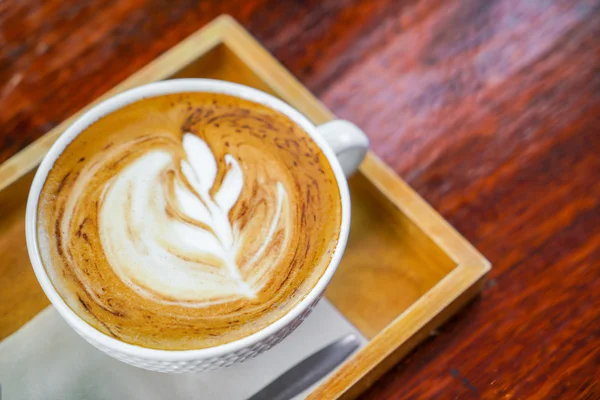 Latte Coffee Art auf dem Holztisch . — Stockfoto