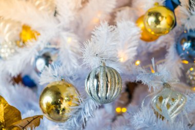 Noel ağacı ve süslemeler 